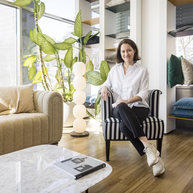 Alice Wittmann im Sessel von Josef Hoffmann