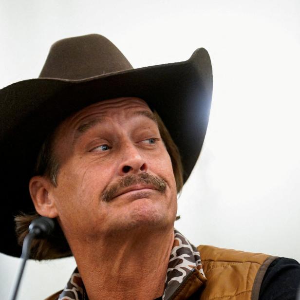 Kid Rock mit Schnurrbart und braunem Cowboyhut blickt zur Seite.