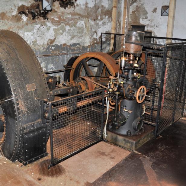 Die alte Wechselstromanlage im Inneren des baufälligen Gebäudes.