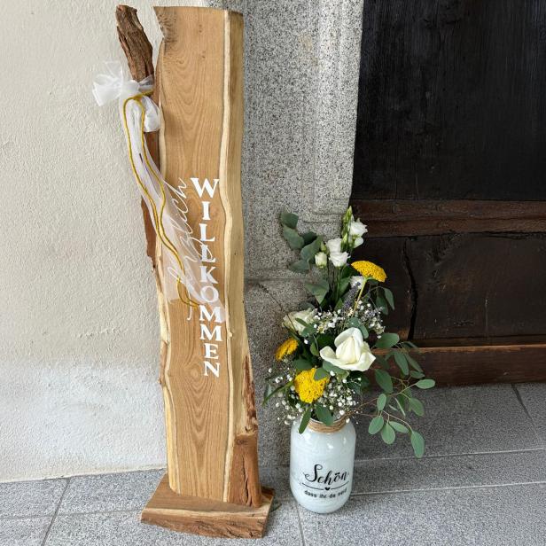 Ein Blumenstrauß vor einer Tür 