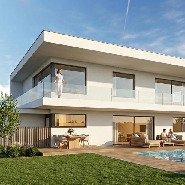 Modernes zweistöckiges Haus mit Pool, Terrasse und Garten bei sonnigem Wetter.