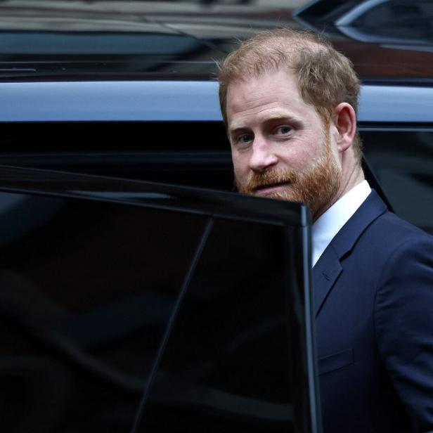 Prinz Harry steigt aus einem dunklen Auto.
