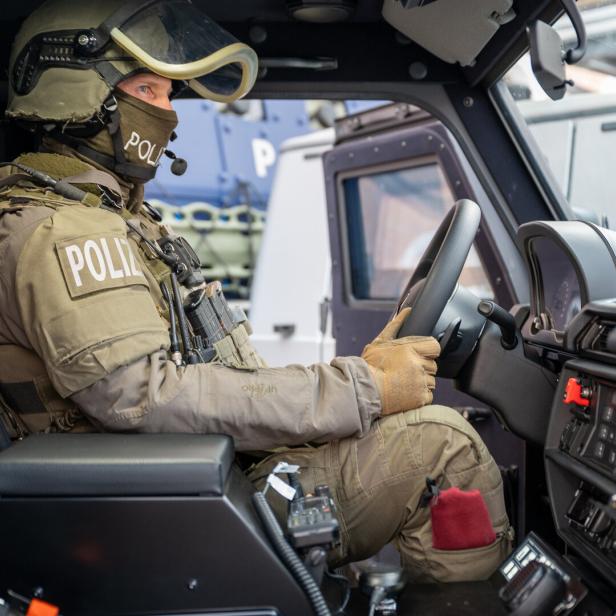 Cobra Beamter im neuen ENOK light Fahrzeug 