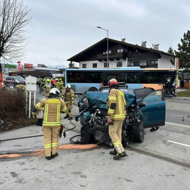 Zehn Verletzte nach Crash von Linienbus und Pkw in Tirol