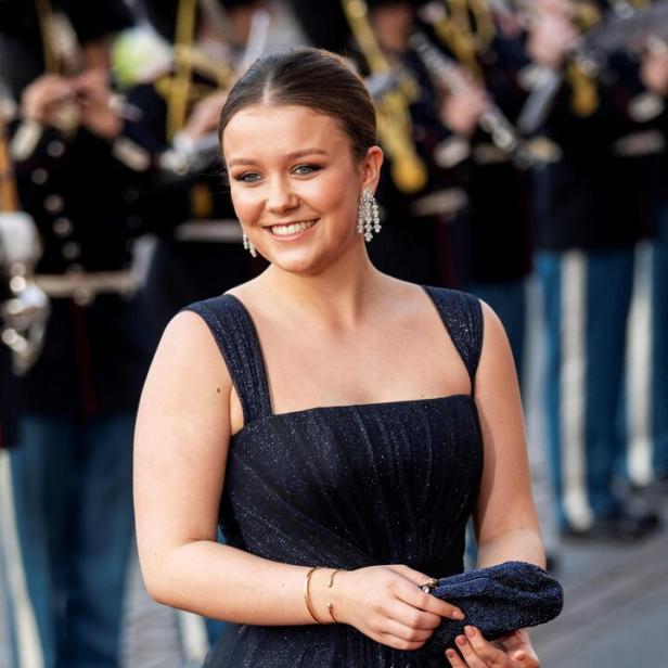 Prinzessin Isabella im Abendkleid.