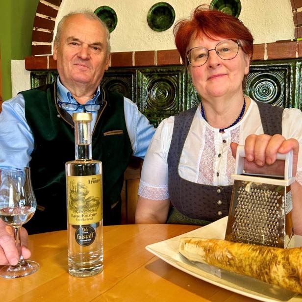 Hans und Martina Krenn vor dem Kachelofen in ihrem Wirtshaus. 