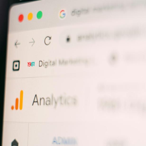 Ausschnitt eines Computerbildschirms mit geöffneter Google Analytics-Seite.