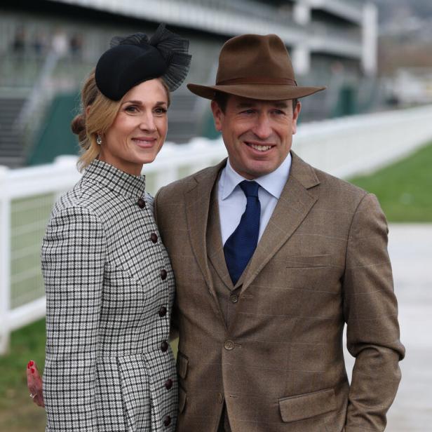 Peter Phillips und Harriet Sperling in eleganter Kleidung mit Hüten.