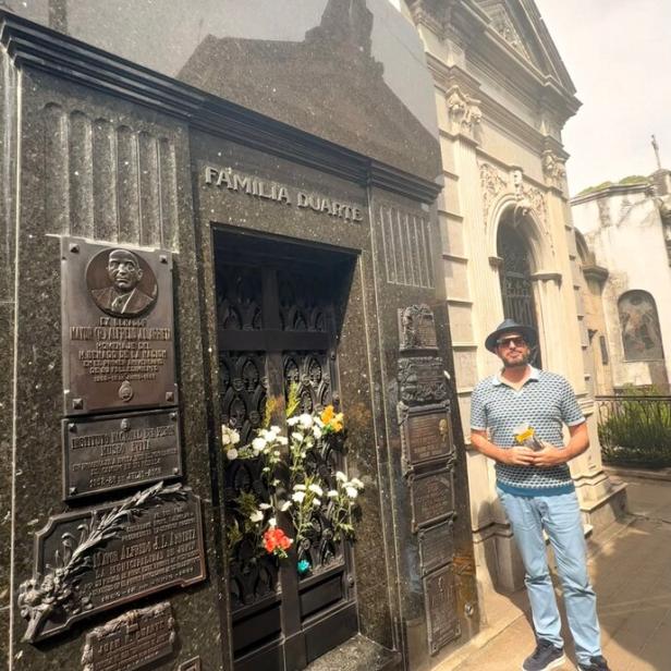 Clemens Unterreiner vor dem Grab von Eva Perón