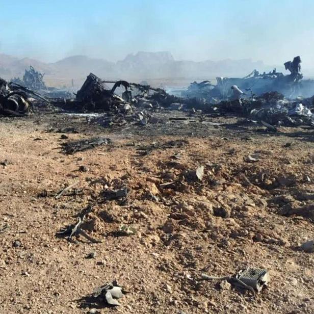 Die iranischen Revolutionsgarden veröffentlichten am Sonntag Bilder von der Absturzstelle der F-15