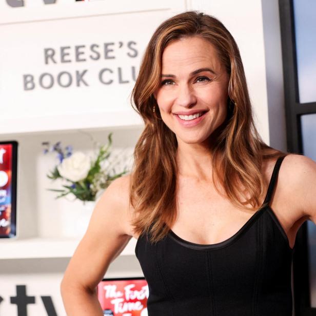 Jennifer Garner lächelt vor dem Hintergrund von "Reese's Book Club".