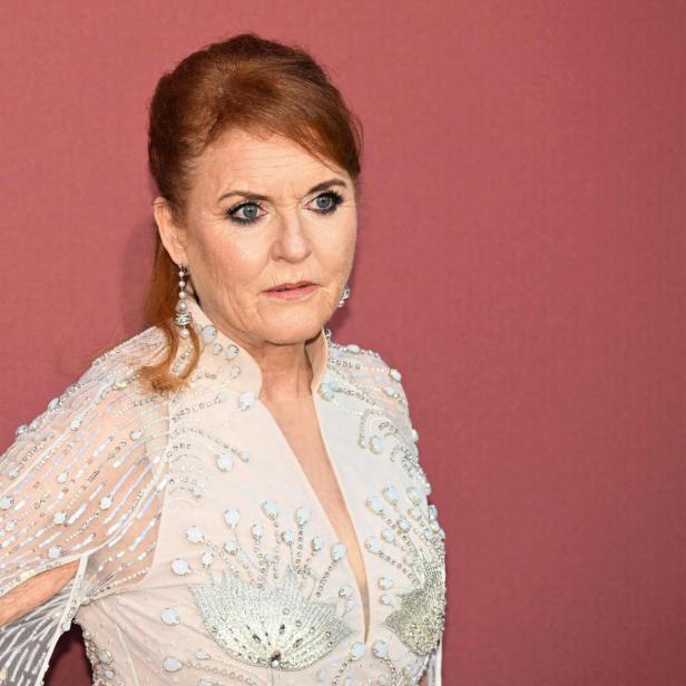 Sarah Ferguson, mit hochgesteckten roten Haaren und einem verzierten Kleid, blickt zur Seite.