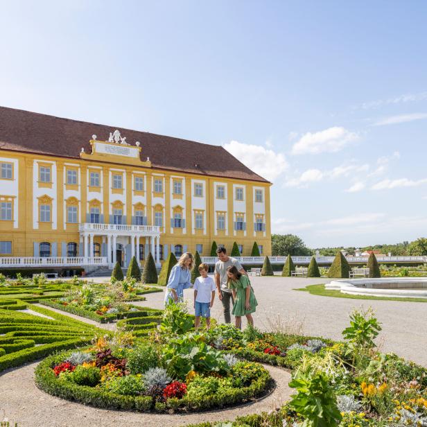 Außenansicht und Parkanlage von Schloss Hof