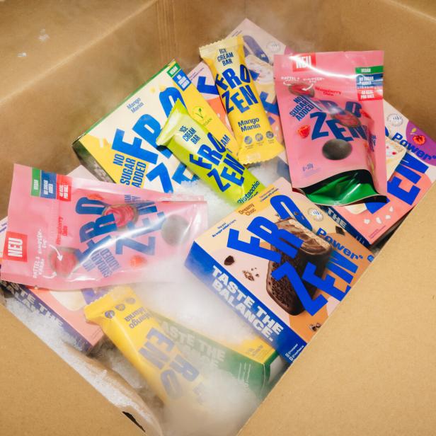 Bunte Eisverpackungen der Marke "Frozen Power" liegen in einem Versandkarton.