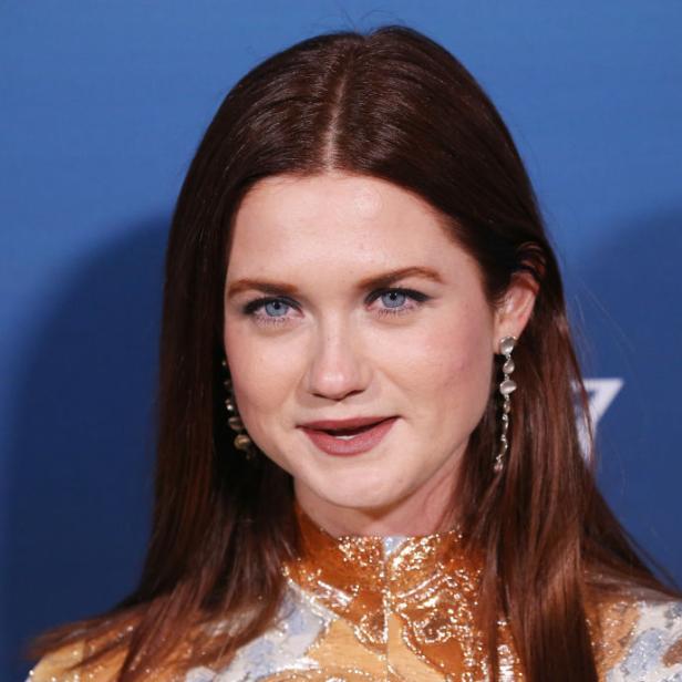Bonnie Wright vor blauem Hintergrund.
