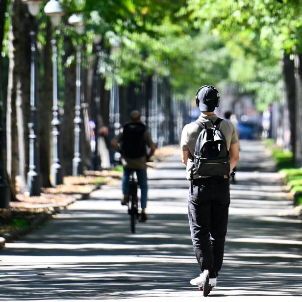 ++ THEMENBILD ++ E-SCOOTER / E-FAHRZEUG / HELMPFLICHT / VERKEHR / VERKEHRSSICHERHEIT
