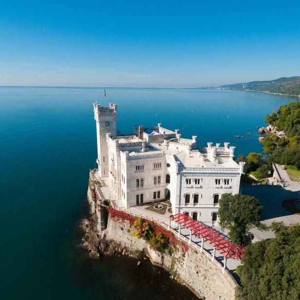 Das Schloss Miramare thront auf einer Klippe über dem blauen Meer.