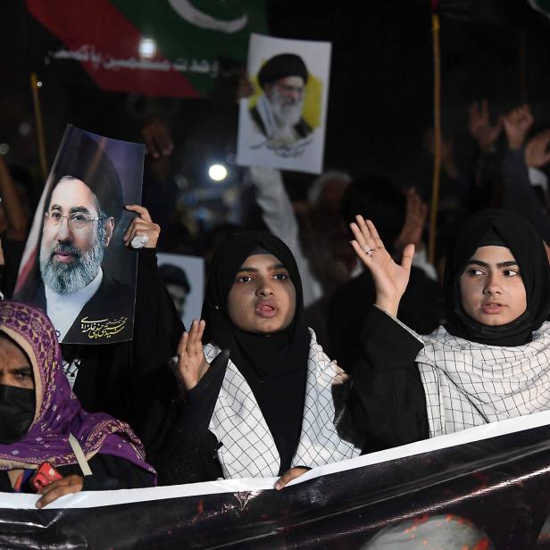 Proteste nach der Tötung von Tötung von Ayatollah Ali Khamenei im pakistanischen Karachi.