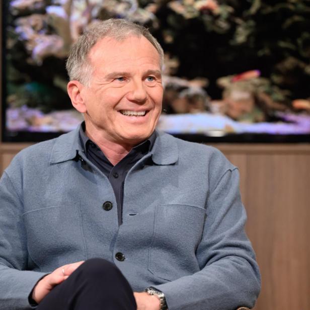 Armin Wolf sieht lachend zur Seite