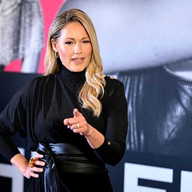 Helene Fischer in schwarzer Kleidung zeigt mit dem Finger nach vorne.