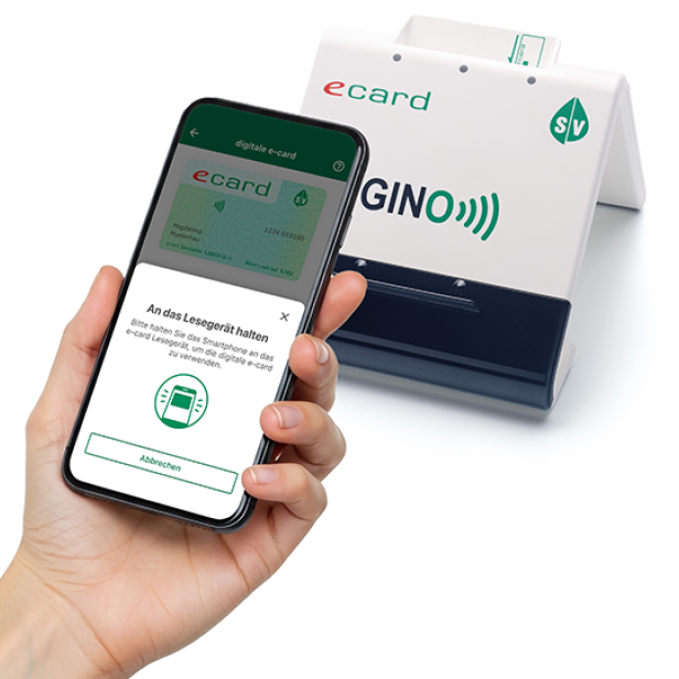 Smartphone mit digitaler E-Card vor einem GINO-Lesegerät der Sozialversicherung.