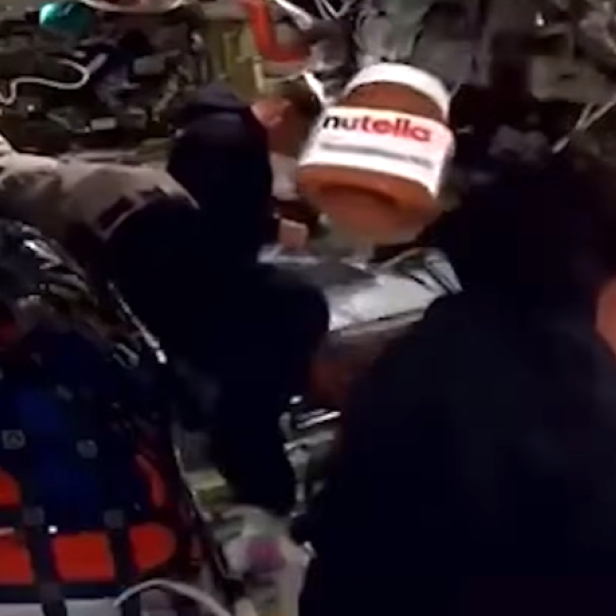 Ein Nutella-Glas schwebt schwerelos zwischen Astronauten in der Raumkapsel.