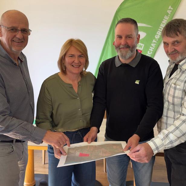 Vier Personen betrachten einen Lageplan