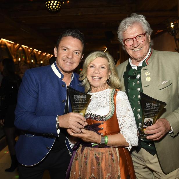 Stefan Mross überreicht Marianne und Michael den Lebenswerkpreis beim smago! Award 2026, beide halten ihre Auszeichnungen und lächeln.