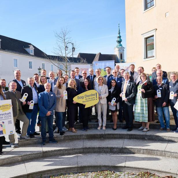 Vertreterinnen und Vertreter des Vereins „NachbarschaftsKultur Waldviertel" stehen gemeinsam mit Landeshauptfrau Mikl Leitner und Bürgermeistern der umliegenden Gemeinden vor dem Stadtsaal in Groß Siegharts.