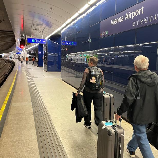 Reisende in der S-Bahn-Station Flughafen