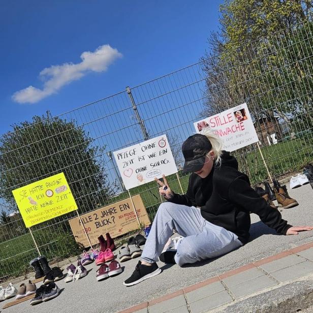 Lisa F. bei ihrem stillen Protest vor dem Pflegeheim.