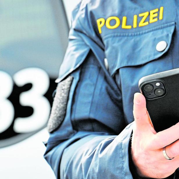 Polizist mit funkgerät
