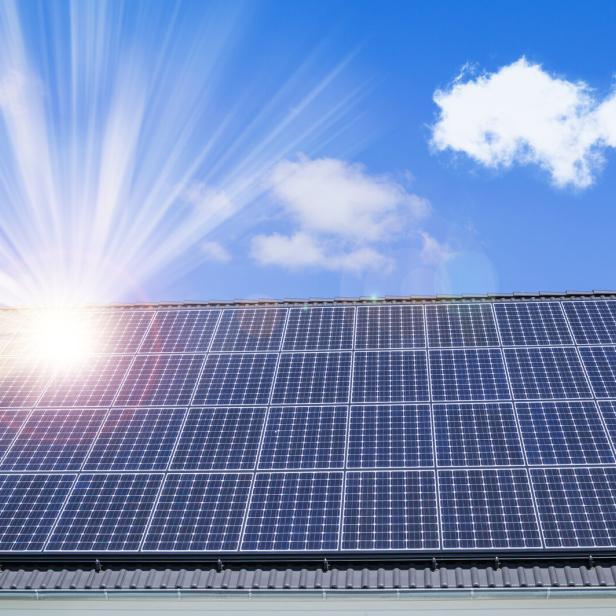 Solar-Paneele am Dach reflektieren das Sonnenlicht.