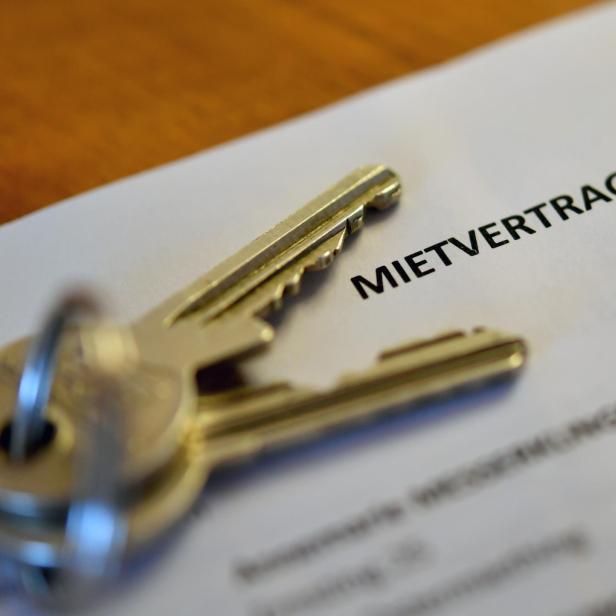 Mietvertrag und Wohnungsschlüssel