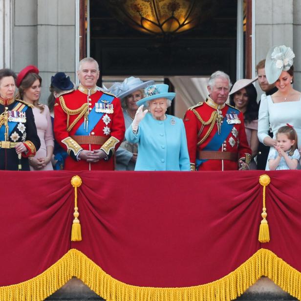 Die königliche Familie, darunter Königin Elisabeth, winkt vom Balkon des Buckingham-Palasts.
