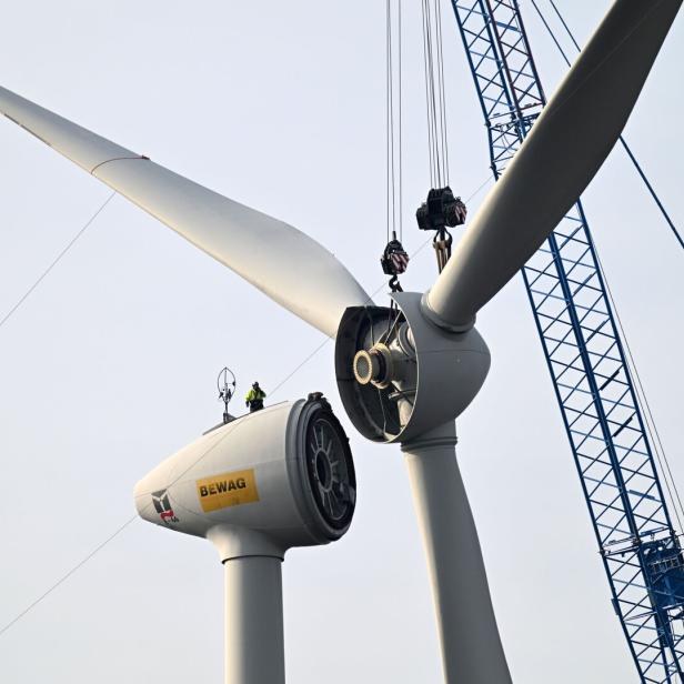 Ein Windrad wird aufgebaut.