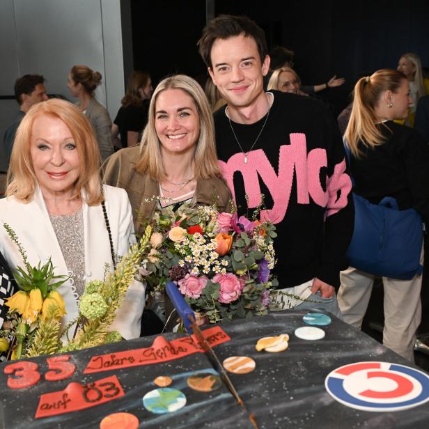 Ingrid Thurnher, Gerda Rogers, Gabi Hiller und Philipp Hansa mit einer großen Torte