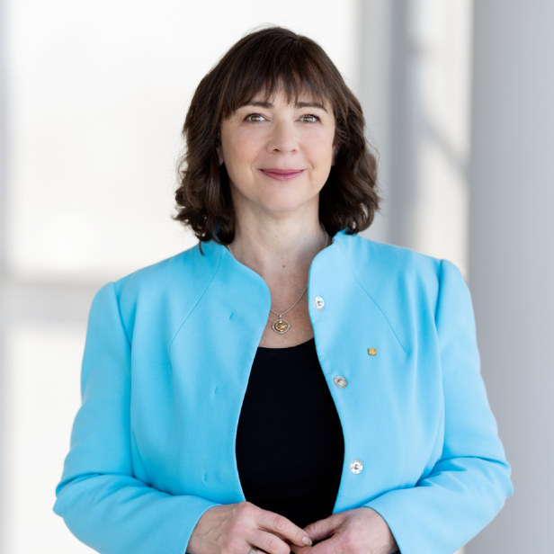 Eine brünette Frau in einem blauen Blazer 