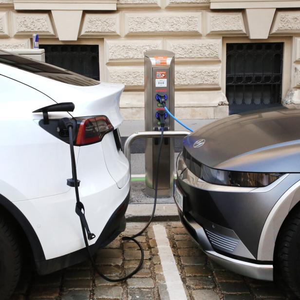 Zwei Elektroautos an einer Wien Energie Ladestation.