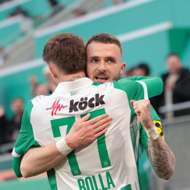 Jannes Horn jubelt mit Bolla für Rapid