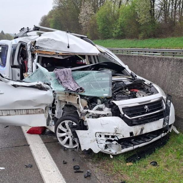 Demolierter Pkw auf A1