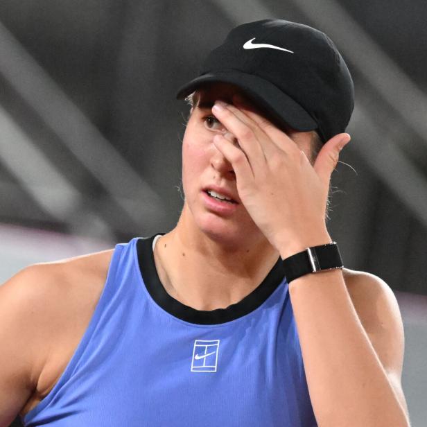 Lilli Tagger greift sich mit der Hand auf die Stirn.