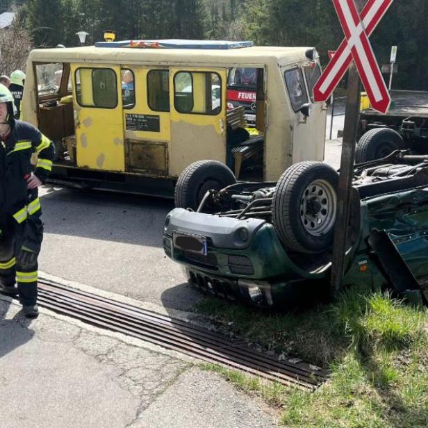 Auto gegen Museumsbahn