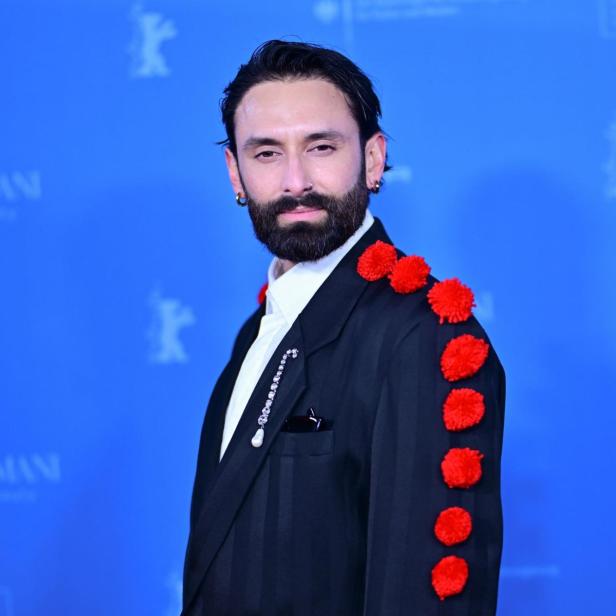 Tom Neuwirth vor einer blauen Wand