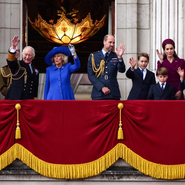Die königliche Familie, darunter König Charles, Prinz William und Prinzessin Kate, winkt vom Balkon des Buckingham-Palasts.