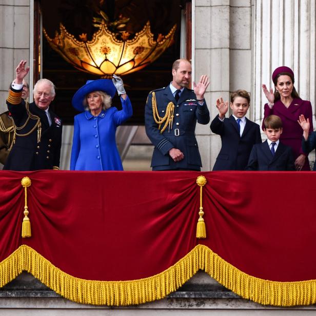 Die königliche Familie, darunter König Charles, Prinz William und Prinzessin Kate, winkt vom Balkon des Buckingham-Palasts.