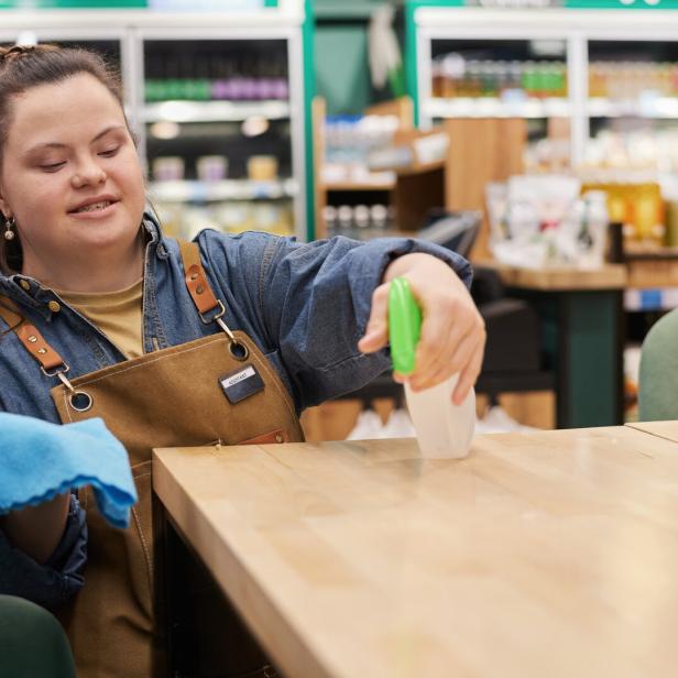 Mädchen mit Behinderung bei der Arbeit in einem Cafe