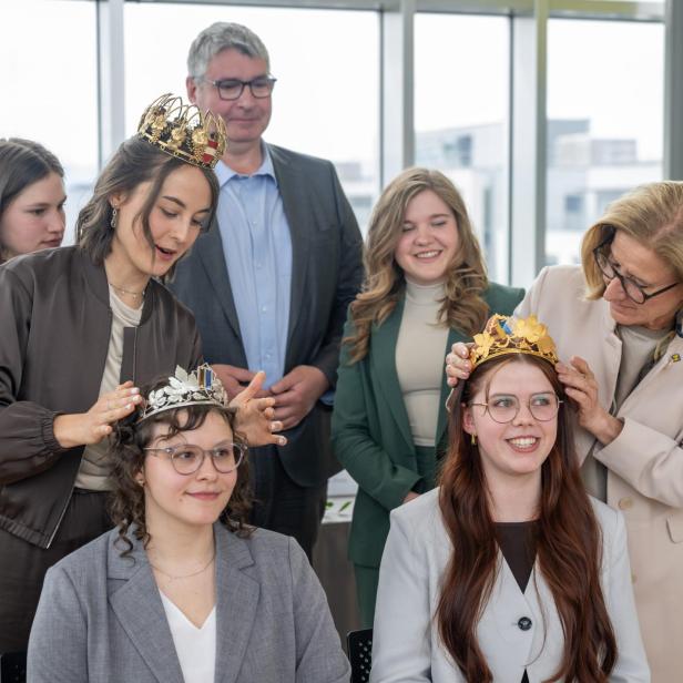Krönung der neuen Weinkönigin und ihrer Vizekönigin