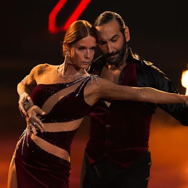 Esther Schweins und Massimo Sinató tanzen innig.