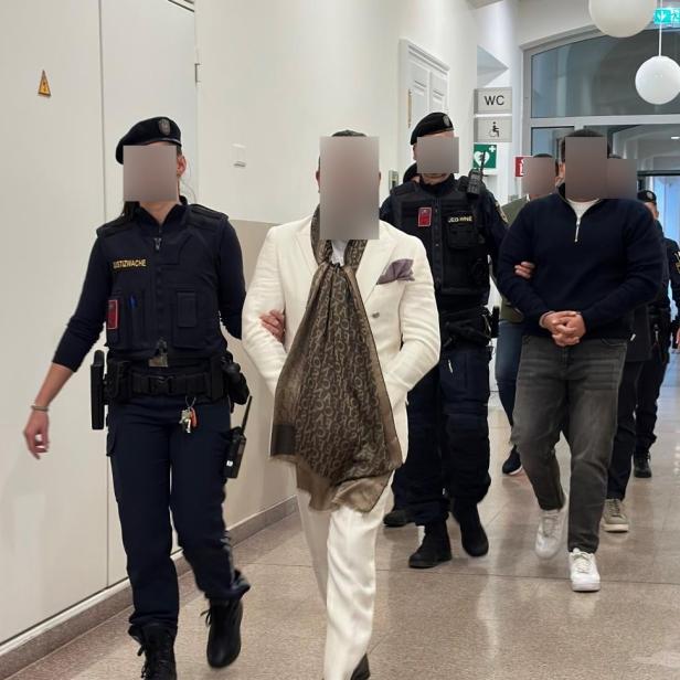 Angeklagte und Justizwachebeamte